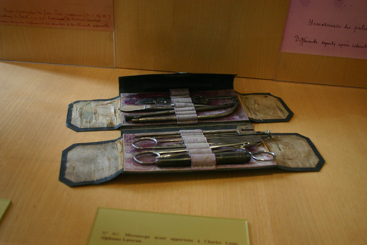 Alphonse Laveran's microscope and surgical instruments, Val-de-Grâce, Paris - 02.JPG